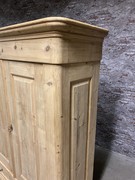 Country style Antique pine cabinet/wardrobe in wood 20th century