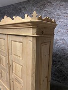 Country style Antique pine cabinet/wardrobe in wood 20th century