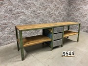 style Industrial retro vintage workbench/desk/sidetable in wood/metal, European