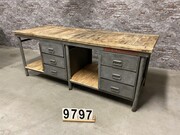 style Industrial retro vintage workbench/desk/sidetable in wood/metal, European