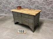 style Industrial retro vintage workbench/desk/sidetable in wood/metal