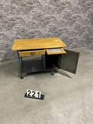 style Industrial retro vintage workbench/desk/sidetable in wood/metal, European