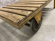 style Industrial vintage coffeetable/pallettable in wood/metal, European