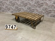 style Industrial vintage coffeetable/pallettable in wood/metal, European